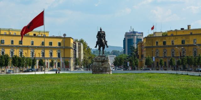 Tirana e la riviera